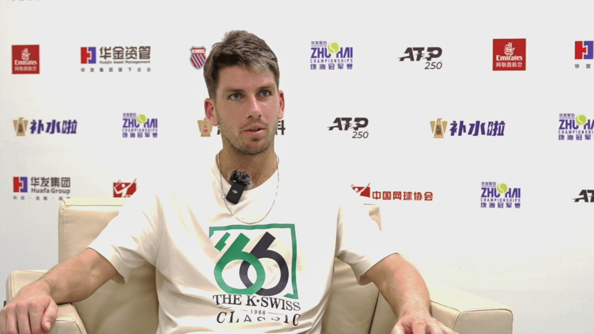 在球场上指 在球场上指